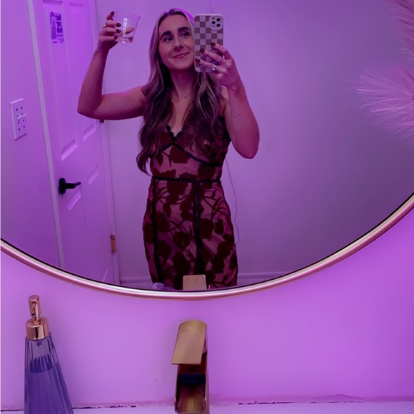 Super cute lulus dress!!! Wore for a wedding! Size small - Picture 2 of 2